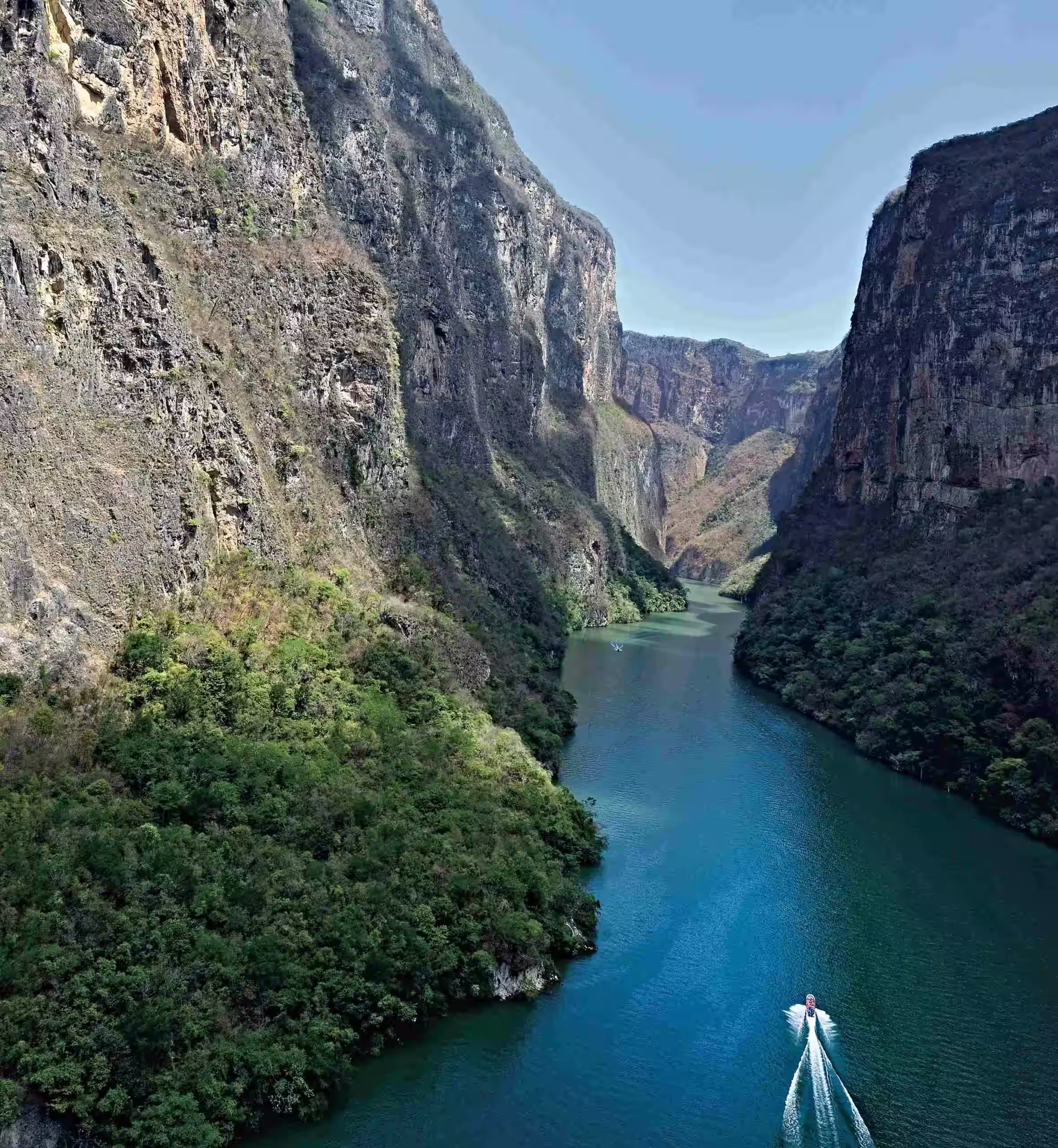 Lancha recorriendo el Cañón del Sumidero durante el primer día del itinerario